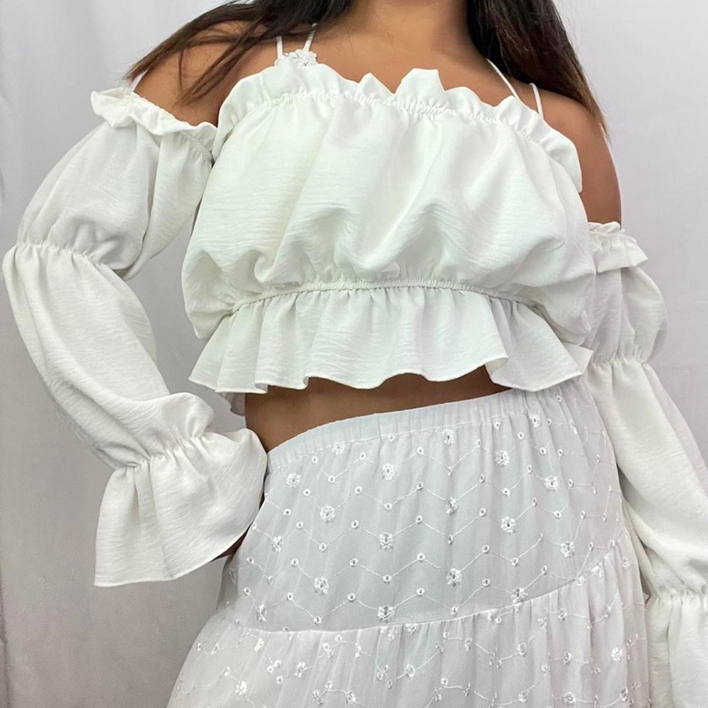 SOLD 🚫 Boohoo off the shoulder white longsleeve blouse